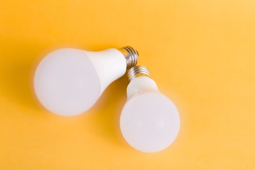 Contas de casa: onde dá para economizar na energia, água e assinaturas